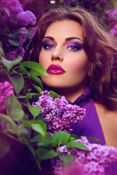 Hermosa chica con flores. — Foto de Stock