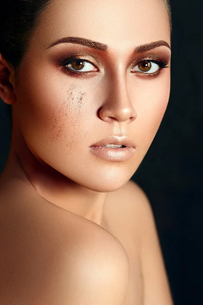 Dívčí tvář s zlatými make-up. — Stock fotografie