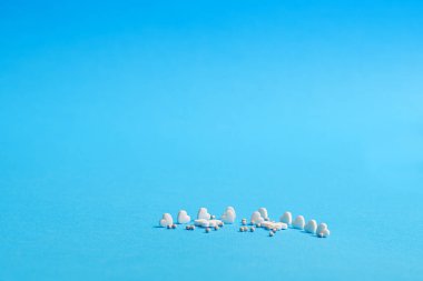 Mavi izole edilmiş arka planda çeşitli ilaçlar biblo biçiminde sergilenmektedir..