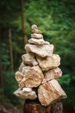 Tahta bir bölümdeki taş yığını bir kaydırak ile katlanır..