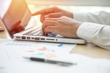 Tasarım Fikirleri Konsepti ile tanışan iki genç iş adamı. Ofiste iş planlaması.