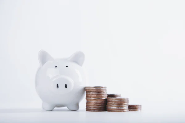 Piggy Bank Sparen Met Geld Stack Munt Witte Achtergrond — Stockfoto