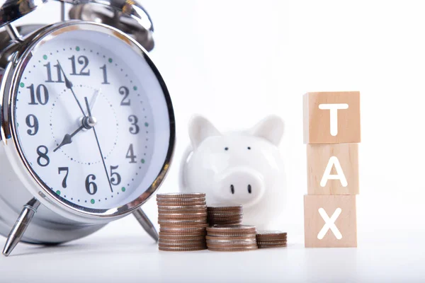 Час Платити Tax Piggy Bank Clock Складені Монети Дерев Яний — стокове фото