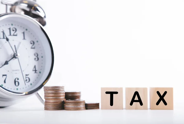 是时候把纳税钟 硬币和木块堆在白色背景上了 税收和年度税收概念 — 图库照片