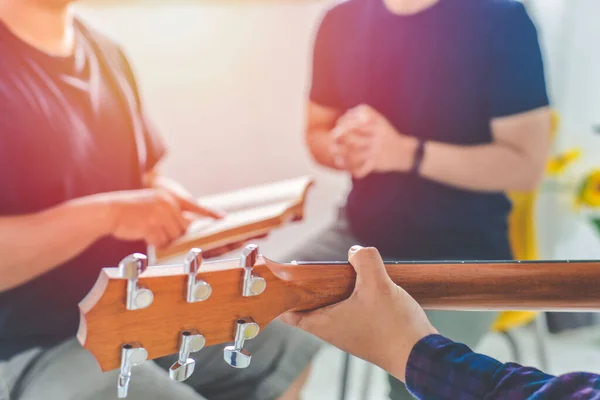 Hıristiyan ailesi evde Tanrı 'ya gitarla ve İncil' le tapıyor. övgü ve ibadet kavramı