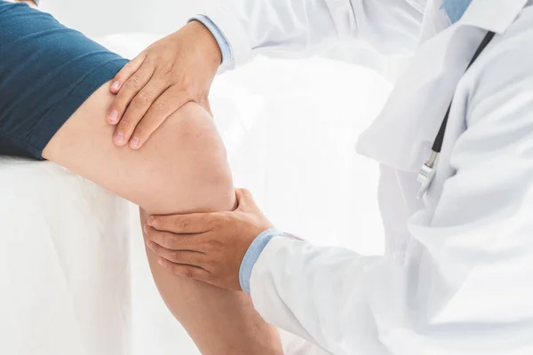 Physiotherapeut Bei Der Heilbehandlung Bein Des Patienten Sportphysikalisches Therapiekonzept Panorama — Stockfoto