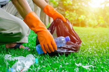 Çöpleri toplayan gönüllü bir adam. Çöp şişeleri toplandı. Plastik ve gıda atığı konsepti. Dünya gezegenini temizle, çöpleri topla, çevreyi kurtar, dünyayı kurtar..