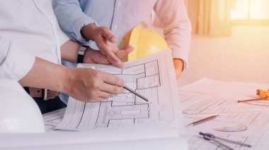 İki iş adamı şantiye mühendisi. İş yeri Planlama Tasarım Ekibi Çalışması Mühendislik araçları.