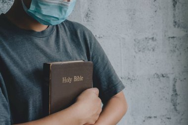 Coronavirus covid-19. Kadının elinde bir İncil var. Hıristiyan geçmişi. Özgürlük. Barış, umut kavramı