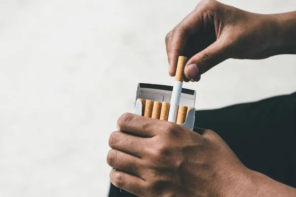 Feche Homem Mão Segurando Descascá Fora Maço Cigarro Preparar Fumar — Fotografia de Stock