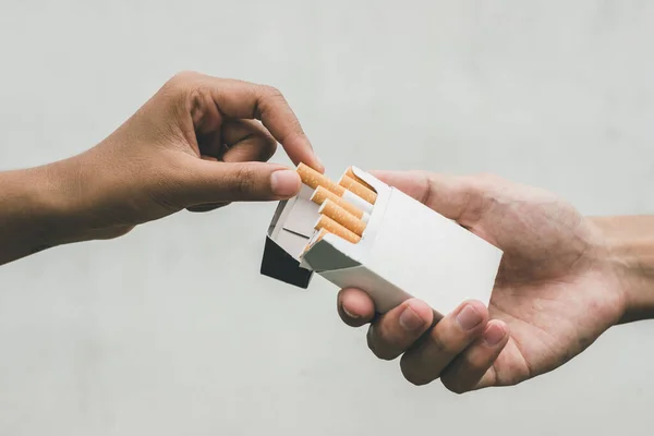 Feche Homem Mão Segurando Descascá Fora Maço Cigarro Preparar Fumar — Fotografia de Stock