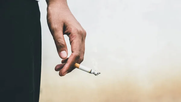 Homem Segurando Fumar Cigarro Mão Fumaça Cigarro Espalhou Fundo Escuro — Fotografia de Stock