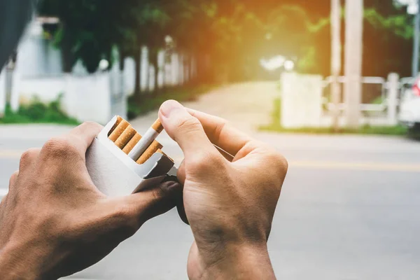 Feche Homem Mão Segurando Descascá Fora Maço Cigarro Preparar Fumar — Fotografia de Stock