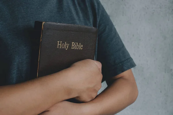 Las Mujeres Sostienen Abrazan Biblia Por Mañana Manos Dobladas Oración — Foto de Stock