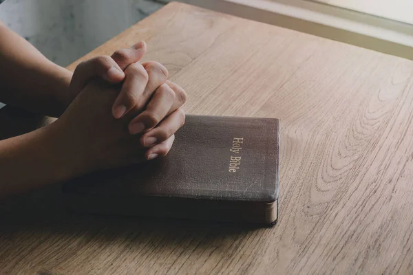 Женщина Библией Молится Руки Скреплены Вместе Библии Деревянном Столе — стоковое фото