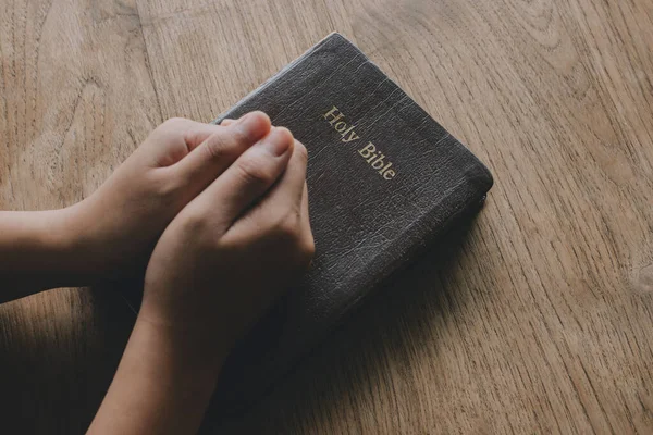 Mujer Con Biblia Rezando Las Manos Juntas Biblia Sobre Una — Foto de Stock