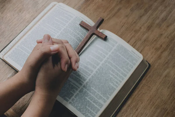 Женщина Деревянным Крестом Руках Молится Благословение Бога Старой Библейской Книге — стоковое фото