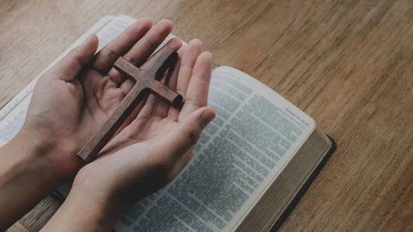 Mujer Con Cruz Madera Las Manos Rezando Por Bendición Dios — Foto de Stock