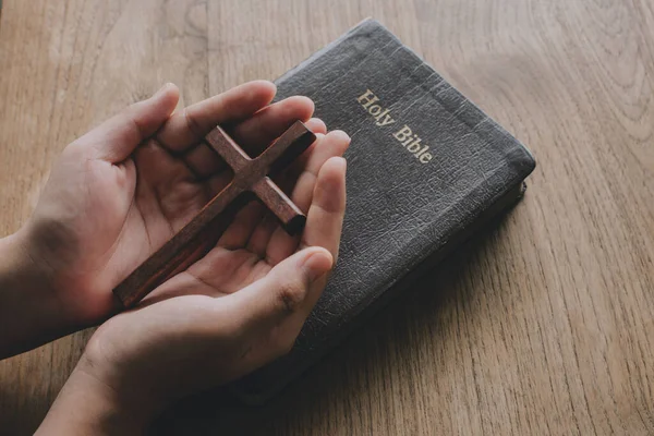 Frau Mit Holzkreuz Den Händen Die Auf Einem Alten Bibelbuch — Stockfoto