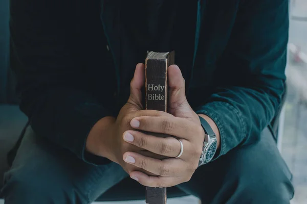 Hombre Orando Sosteniendo Una Santa Biblia Orando Dormitorio Religión Oración — Foto de Stock