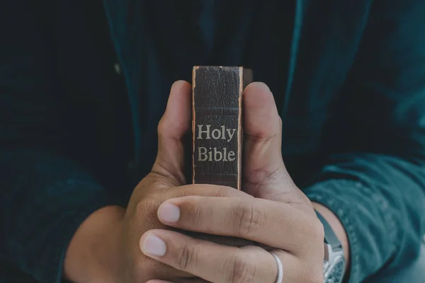 Hombre Orando Sosteniendo Una Santa Biblia Orando Dormitorio Religión Oración — Foto de Stock