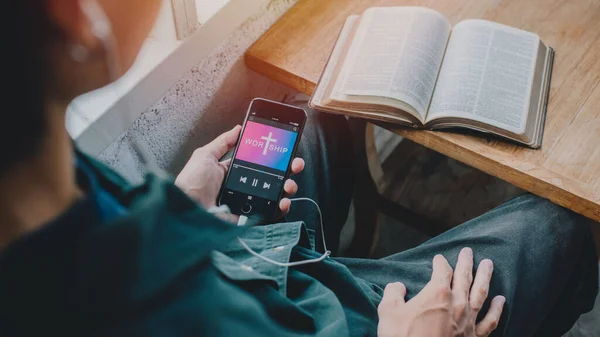 Man Met Mobiele Telefoon Biddend Aanbidding Tot God Met Kerk — Stockfoto
