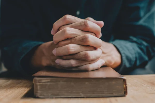 Ncil Için Dua Eden Bir Adamın Elleri Günlük Hayatta Inanç — Stok fotoğraf