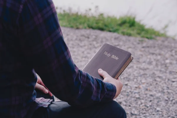 Homme Tenant Sainte Bible Prêt Lire Avoir Une Relation Avec — Photo