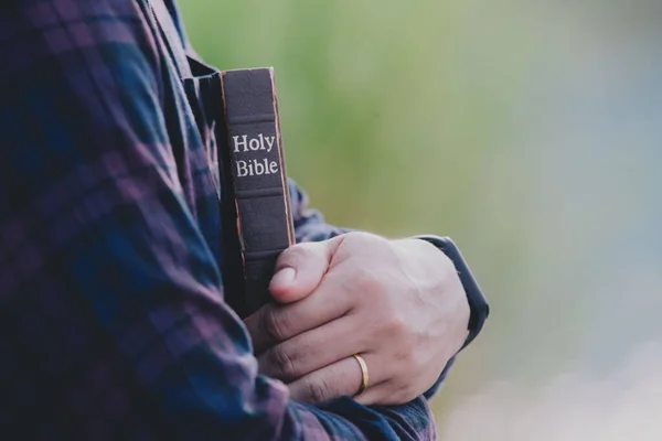 Hombre Espera Abrazando Sagrada Biblia Banco Cristiano Orando Creer Concepto — Foto de Stock