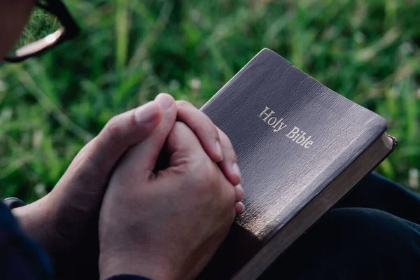 Hombre Asiático Está Leyendo Las Escrituras Sagrada Biblia Creencia Dios — Foto de Stock