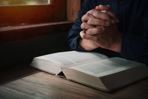 Hombre Está Leyendo Rezando Las Escrituras Sagrada Biblia Una Mesa —  Fotos de Stock