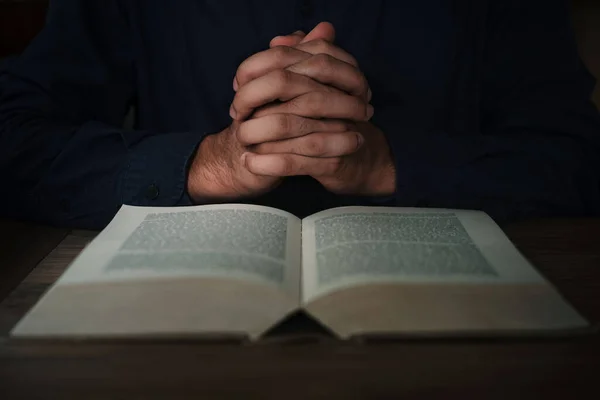 Hombre Está Leyendo Rezando Las Escrituras Sagrada Biblia Una Mesa — Foto de Stock