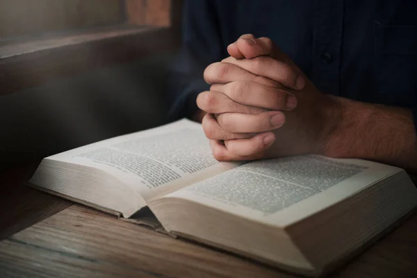 Hombre Está Leyendo Rezando Las Escrituras Sagrada Biblia Una Mesa — Foto de Stock