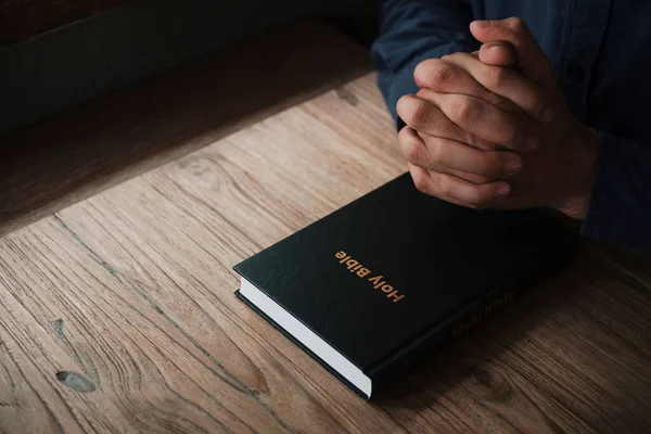 Hombre Está Leyendo Rezando Las Escrituras Sagrada Biblia Una Mesa — Foto de Stock