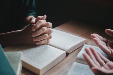 Hıristiyanlar, Allah 'ın lütfunu kazanmak için el ele tutuşurlar. Dini ya da dua toplantısı kavramı.