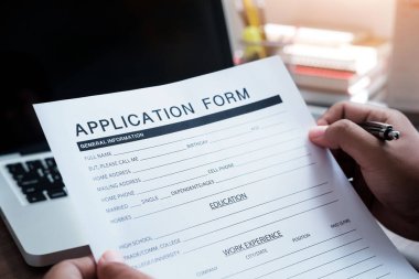 Çevrimiçi Web İş Uygulama Formu Konsepti. Masada oturan tanınmayan iş adamının yakın plan fotoğrafları.