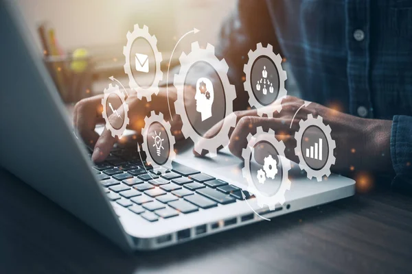Bilgisayarda çalışan biri. IOT, Otomasyon, sanayi 4.0. Üretim kavramında bilgi teknolojisi.