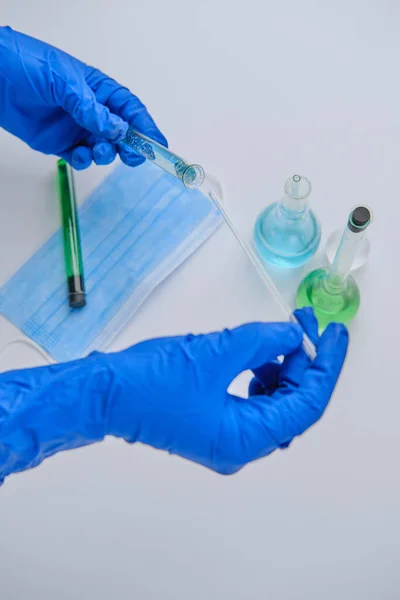 Επιστήμονας που κρατάει γυάλινη ράβδο και σωλήνα στο εργαστήριο, κοντινό πλάνο. Χημεία λύσης. Αντιιικό διάλυμα — Φωτογραφία Αρχείου