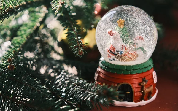 Closeup of Snow Globe With Snow Flakes and Santa, Beautiful Holiday Concept with Christmas tree — Stock Photo, Image