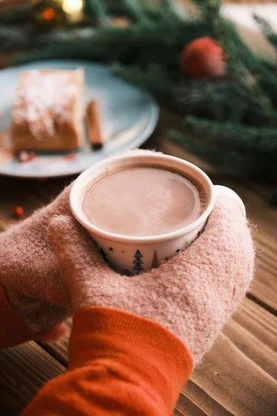 Manos de cerca en manoplas que sostienen la taza de chocolate caliente. Bebida caliente de Navidad —  Fotos de Stock