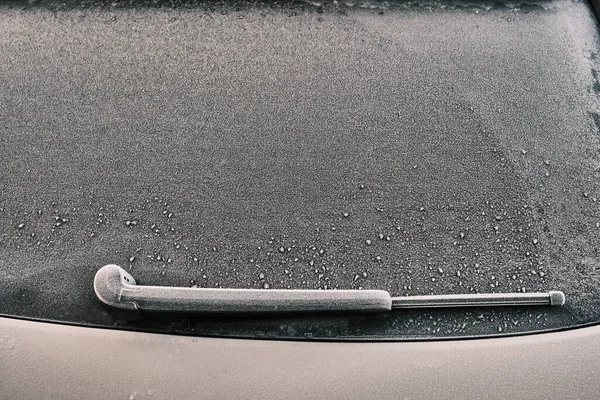 Close-Up di congelato auto finestra durante la stagione invernale. Livello di gelo — Foto Stock