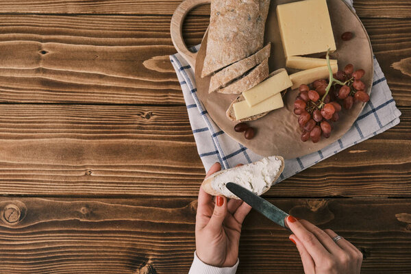 Свежеиспеченный хлеб Ciabatta закрыть фотографии. Применение сливочного сыра на куске хлеба