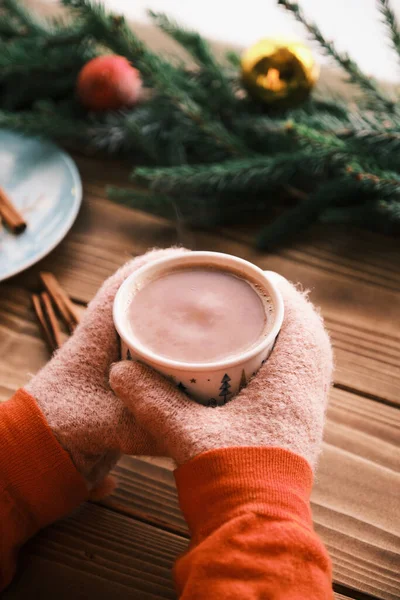 Manos de cerca en manoplas que sostienen la taza de chocolate caliente. Bebida caliente de Navidad —  Fotos de Stock