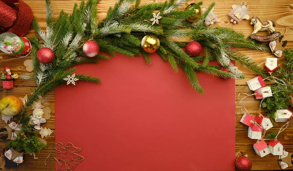 Natal fundo vermelho com decorações de madeira e brinquedos. Espaço livre para texto. Celebração e design decorativo. — Fotografia de Stock