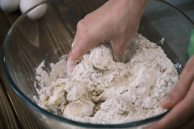 Aşçı elmalı turta için malzemeleri karıştırır. Taze turta pişirmek için gerekli malzemeler. Üst Manzara. Renkli fotoğraf