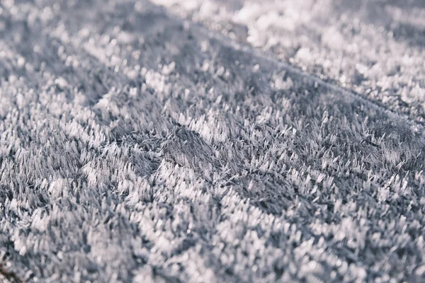 La superficie de la nieve fresca blanca escarcha invierno sobre un fondo de madera de cerca para el diseño — Foto de Stock