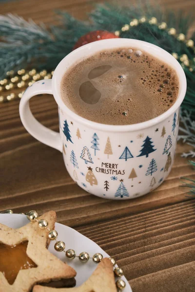 Galletas de jengibre en forma de estrella de año nuevo con una taza de café en la superficie de madera —  Fotos de Stock