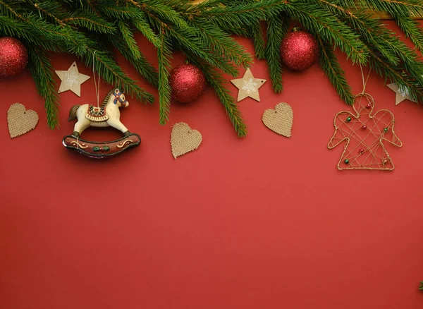 Decorações de Natal e ramo de abeto em um fundo a cores. Pronto para o texto — Fotografia de Stock