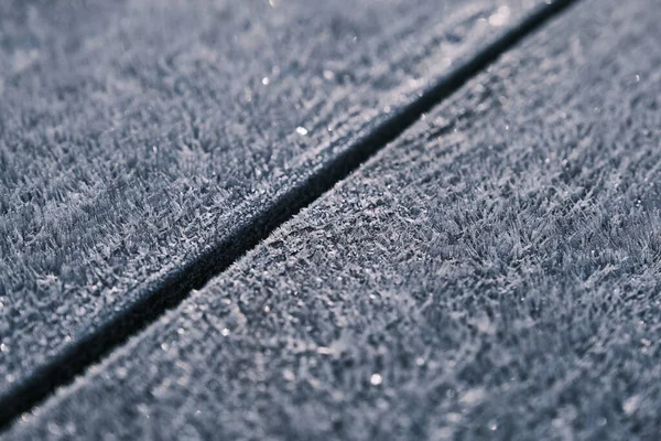 La superficie de la nieve fresca blanca escarcha invierno sobre un fondo de madera de cerca para el diseño — Foto de Stock