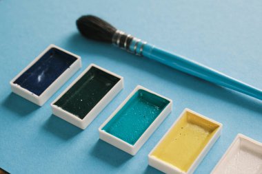 Sincap fırçası ve suluboya tabloları. Sanatçı çalışma alanı kavramı